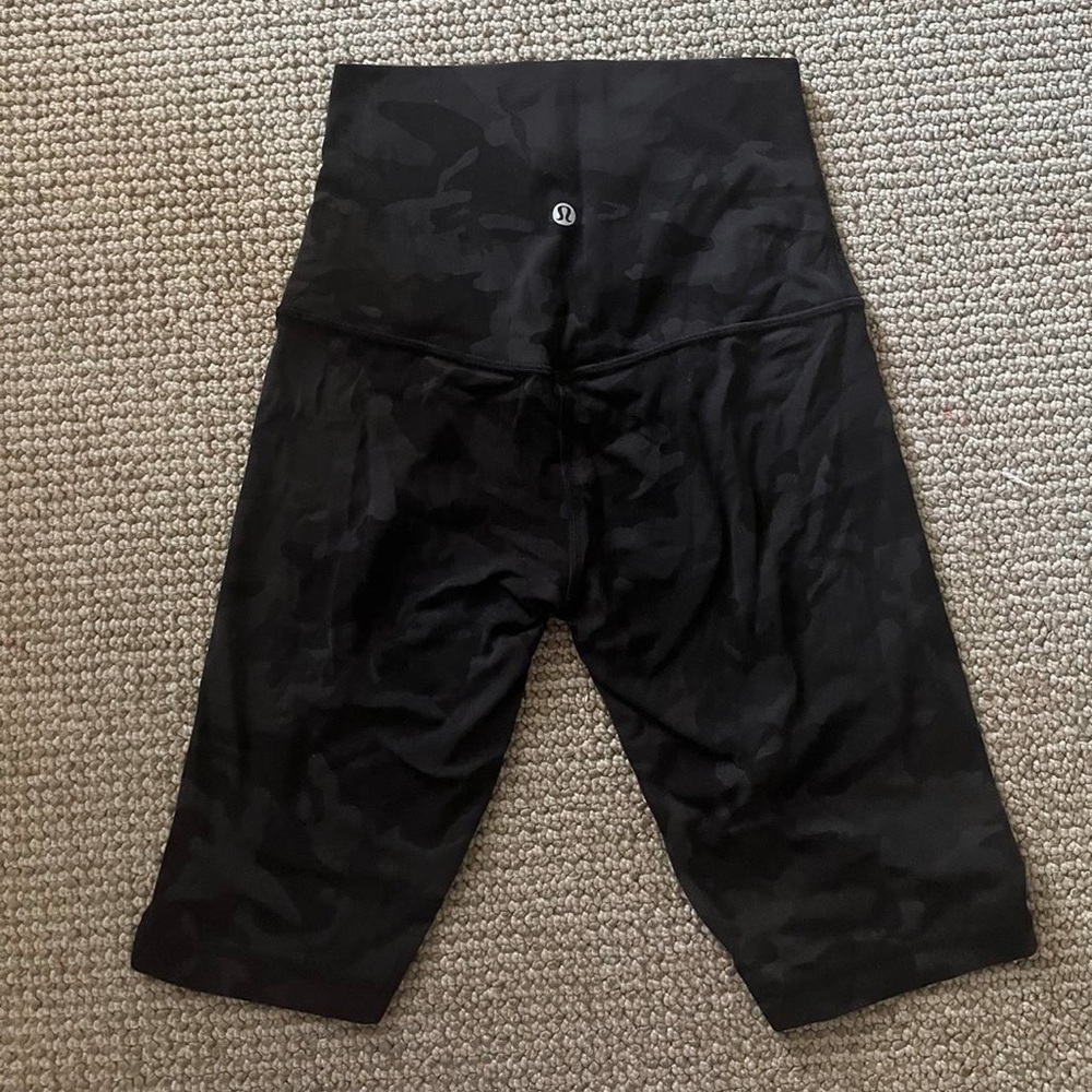 Lululemon Women's Black and Grey Shorts 8”